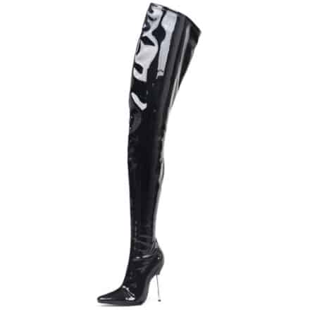 Botte cuissarde noire, vernie, avec talon aiguille, sur fond blanc