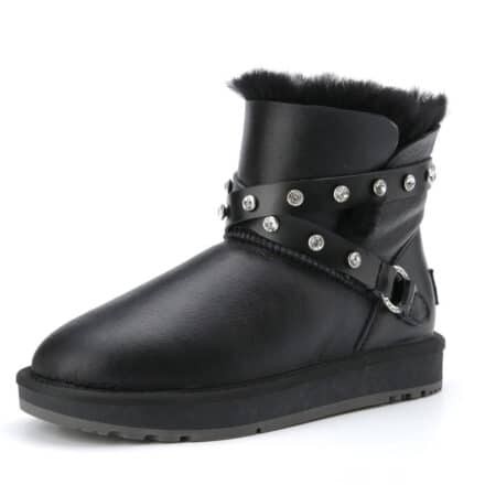 Botte noire à strass fourrée, sur fond blanc