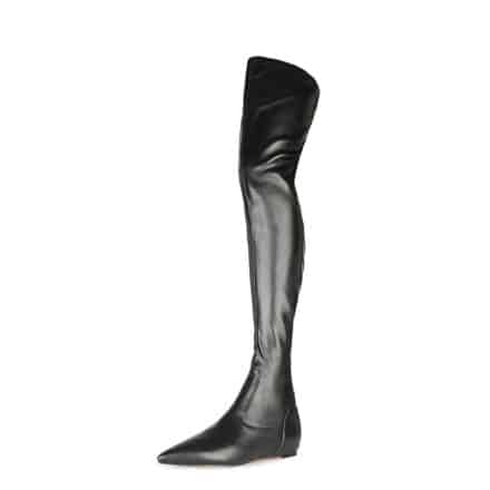 Botte plate noire vernie, haute, à bout pointu, sur fond blanc