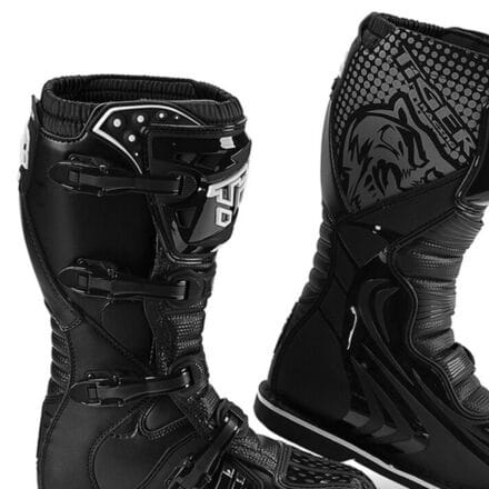 Bottes noires et hautes de motocross sur fond blanc.