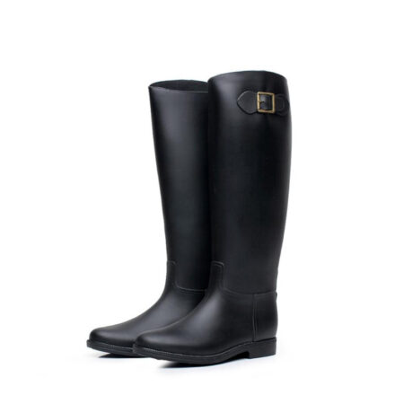 Paire de bottes noires en caoutchouc avec une petite sangle doré sur le haut de la botte
