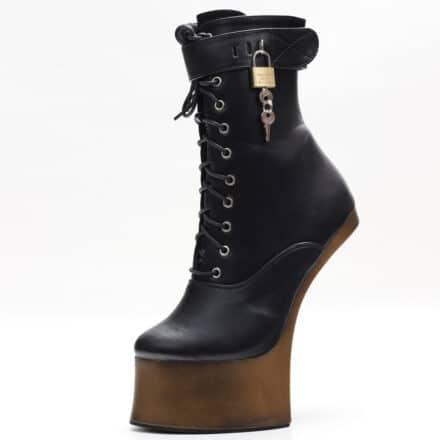 Botte avec plateforme et sans talon, noire sur fond blanc.