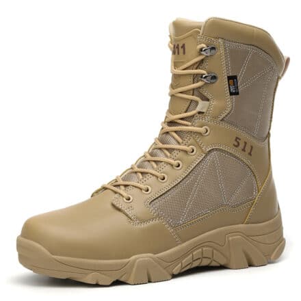 Bottes de chasse à lacets beige sur fond blanc.