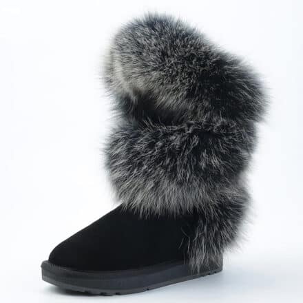 Botte fourrée noire, avec fourrure en forme de serpent, sur fond blanc