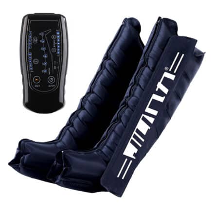 Bottes noires de pressothérapie avec télécommande noire sur fond blanc