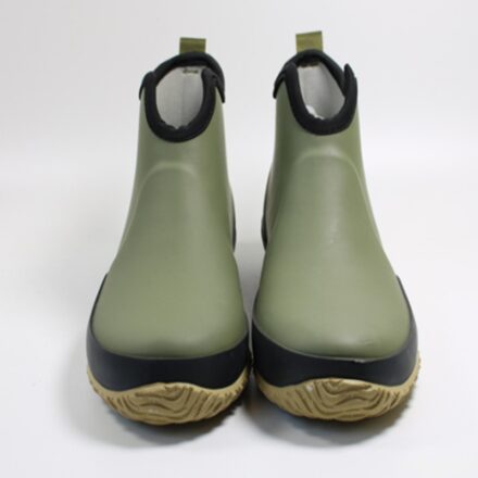 Paire de bottines verte de face sur fond blanc.