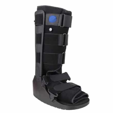 Botte de marche orthopédiques haute noir sur fond blanc.