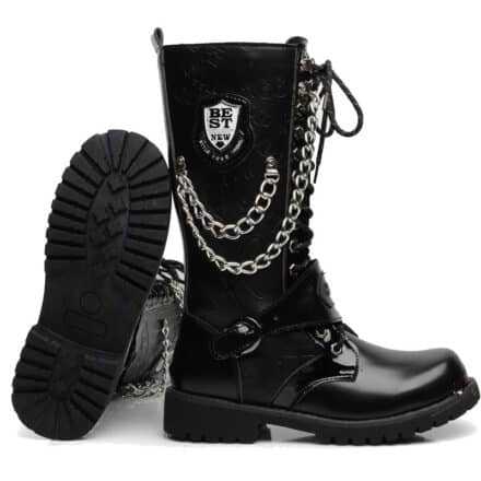 Bottes gothiques à ceinture hautes pour homme noires sur fond blanc. Une botte est allongée sur le sol.