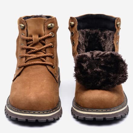Bottes chaudes classiques en cuir marron sur fond blanc. La boite de droite est ouverte pour montrer la fourure.