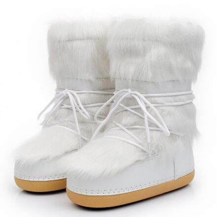 Photo d'une paire de bottes de neige type après-ski blanche avec de la fausse fourrure.