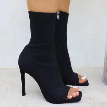 Bottes noires femme à bout ouvert et talons aiguilles à bout ouvert devant.