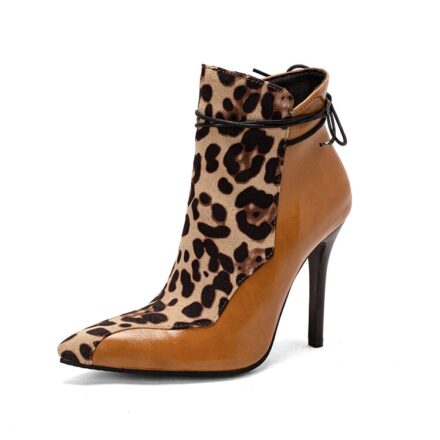 Bottes à talons aiguilles marron à imprimé panthère. Bouts pointus et lacet noir autour de la cheville