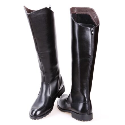 Botte de cavalier homme noir sur un fond blanc