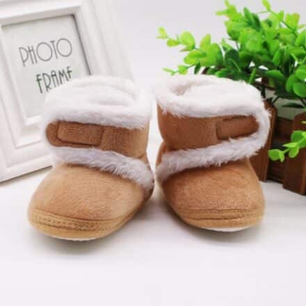 Paire de jolies bottes beige, camel doublée en fausse fourrure blanche. D'aspecr confortable et douillette. Pour bébé.