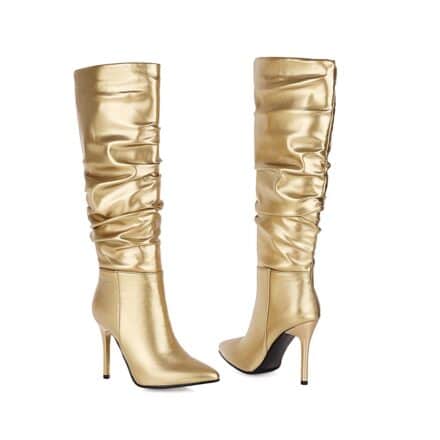 Photo d'une paire de bottes hautes à talon dorées