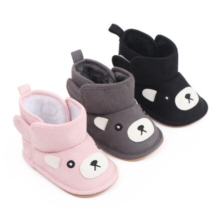 On voit trois bottines pour bébé disposées en quinconce : une rose, une grise, une noire. Elles ont une fermeture scratch sur le dessus et une petite tête d'ourson dessinée sur le bout du pied.