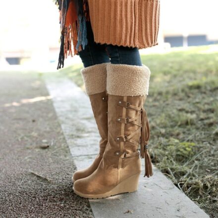 Bottes hiver talons compensés marrons sur la route portées avec un jean et gilet marron
