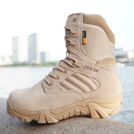 Botte de marche haute beige sur un muret