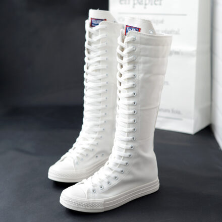 Bottes plates montantes en toile blanche pour femmes