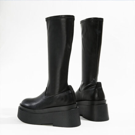 Paire de chaussure noire à plateformes vues de dos