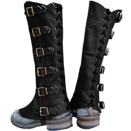 Deux bottes couvrantes viking en cuir noire.