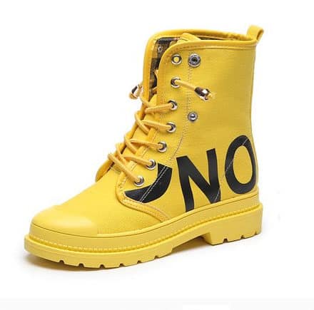 Botte mi-haute jaune avec inscription noire.