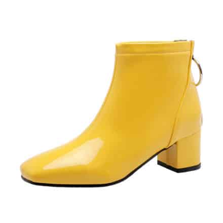 Botte à talon jaune brillante.