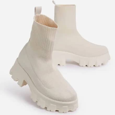 Bottes blanches compensée et élastique sur fond blanc