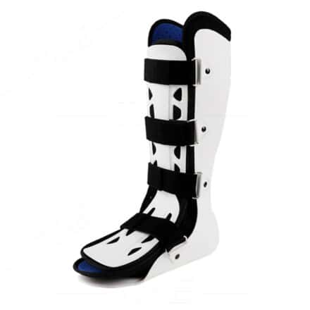 Botte orthopédique blanche t noire avec des scratchs noirs.