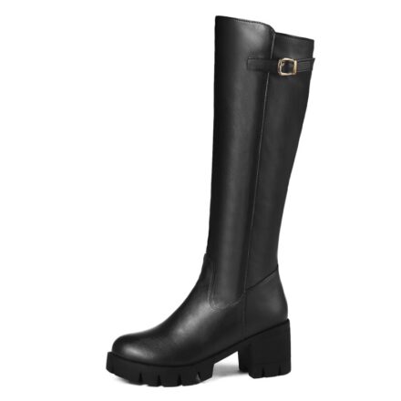 Botte noire haute à talon carré sur fond blanc.