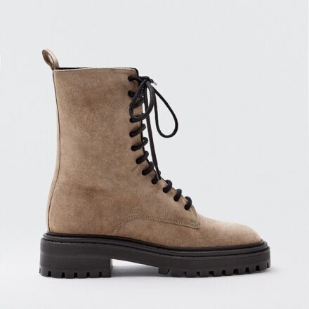 Botte kaki à lacets, en cuir, sur fond gris