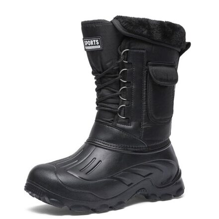 Bottes larges noires avec de la fourrure, lacets, sur fond blanc