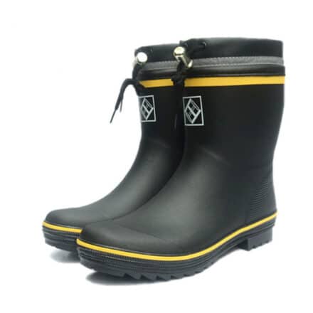 Botte de pluie noires en caoutchouc pour homme avec deux liserets jaunes et gris