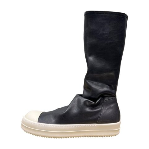 Botte montantes noires pour femme, avec plateforme blanche , présenté avec une seule chaussure sur fond blanc