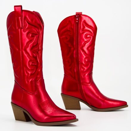 paire de bottes cowboy rouges pour femme en cuir et brodées, présentées sur fond blanc