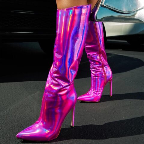 Bottes vintages roses brillant flashy portées par une femme dont on ne voit que les pieds, en train de marcher