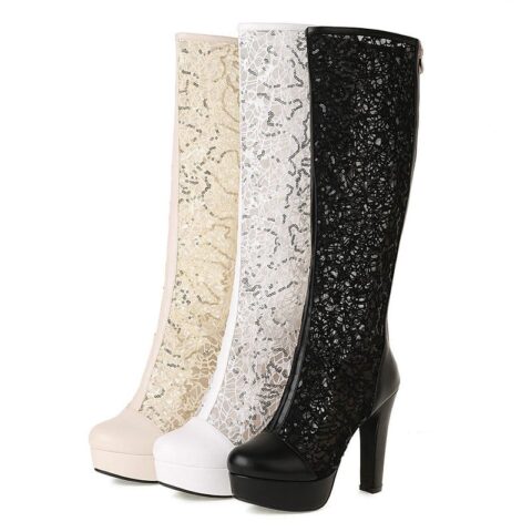 trois bottes hautes à dentelles avec talon carré élégantes, présentées en blanc , beige, et noir