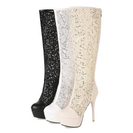 trois bottes hautes à dentelles avec talon aiguiles élégantes, présentées en blanc , beige, et noir
