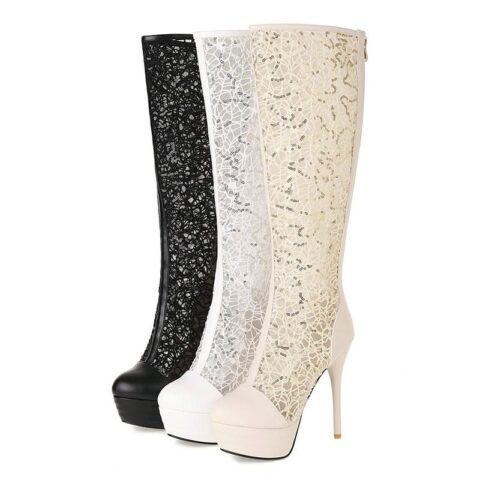 trois bottes hautes à dentelles avec talon aiguiles élégantes, présentées en blanc , beige, et noir