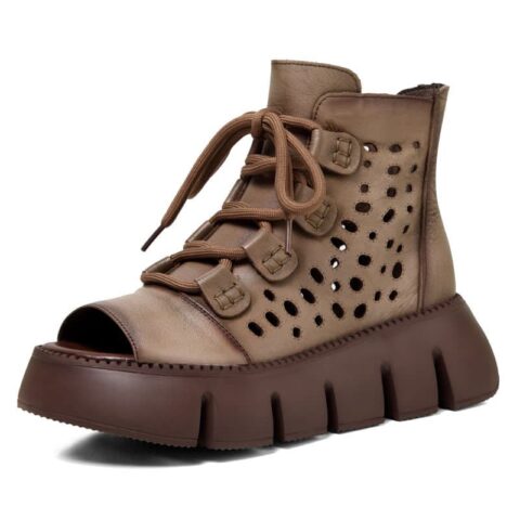 Bottes d'été en cuir véritable pour femme, le modèle est marron et présenté sur fond blanc