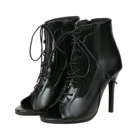 Sandales bottes noires à talons hauts fins pour femmes présentées sur fond blanc