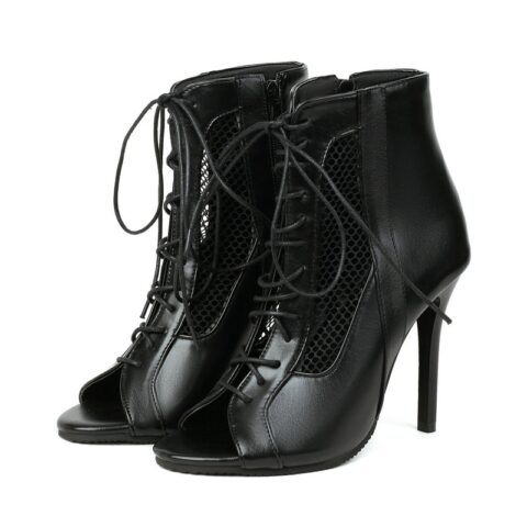 Sandales bottes noires à talons hauts fins pour femmes présentées sur fond blanc