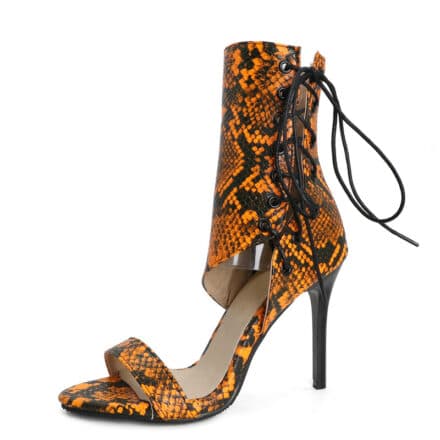 Sandales bottine en simili cuir serpentine orange présentée avec une seule chaussure et sur fond blanc
