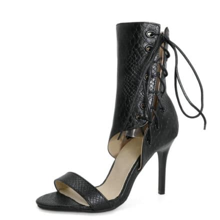 Sandales bottine en simili cuir serpentine noir présentée avec une seule chaussure et sur fond blanc