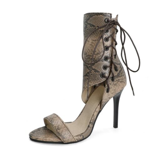 Sandales bottine en simili cuir serpentine beige présentée avec une seule chaussure et sur fond blanc