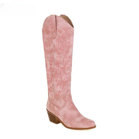 Botte seule, rose effet daim, style santiags, brodées. Semelle et talon marron. De trois-quarts sur fond blanc.