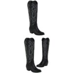 Bottes noires, avec broderies blanches, style santiags. Présentées par trois sur fond blanc. En haut, une botte de trois-quarts vers la droite ; en bas une botte à gauche de trois-quarts vers la droite et une botte à droite de trois-quarts vers le gauche.