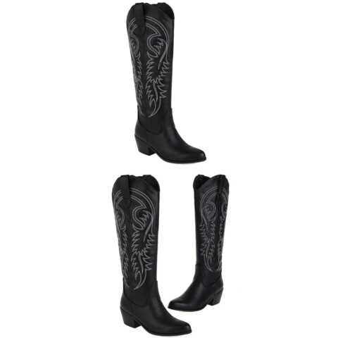 Bottes noires, avec broderies blanches, style santiags. Présentées par trois sur fond blanc. En haut, une botte de trois-quarts vers la droite ; en bas une botte à gauche de trois-quarts vers la droite et une botte à droite de trois-quarts vers le gauche.