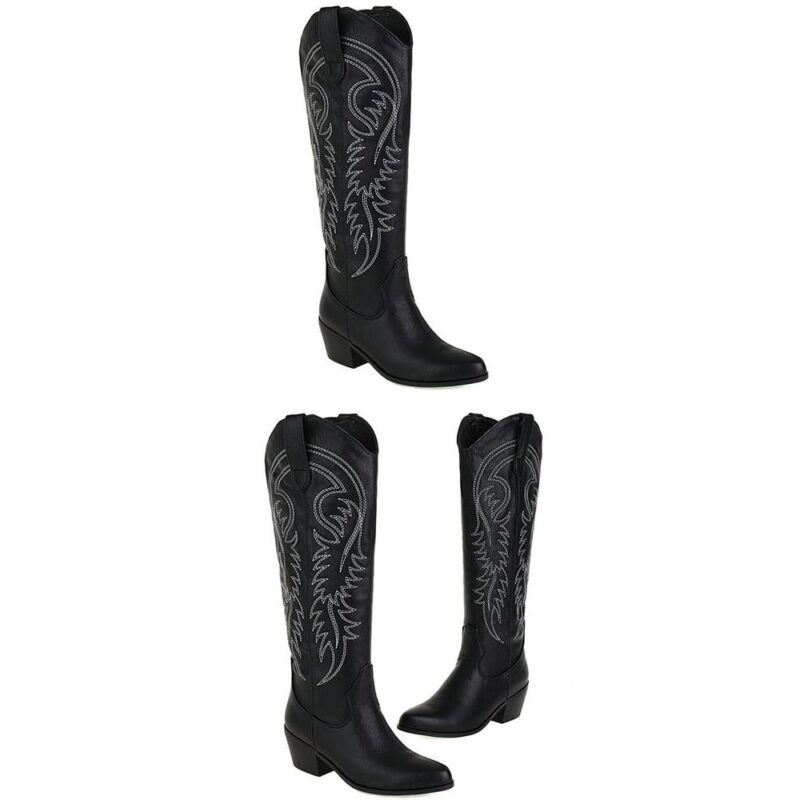 Bottes noires, avec broderies blanches, style santiags. Présentées par trois sur fond blanc. En haut, une botte de trois-quarts vers la droite ; en bas une botte à gauche de trois-quarts vers la droite et une botte à droite de trois-quarts vers le gauche.