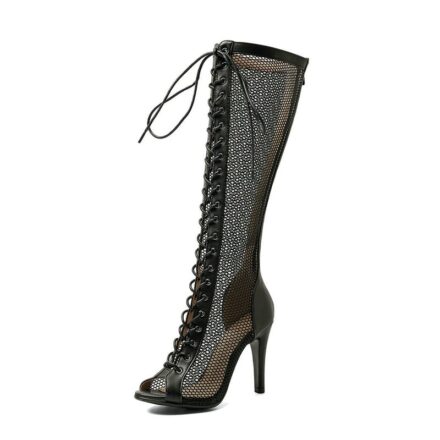 Une seule botte d'été noire en maille, ouverte aux orteils, à talons hauts avec lacets de haut en bas. De trois-quarts sur fond blanc.